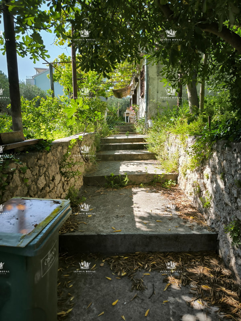 Hiša za obnovo na parceli z vsemi priključki – idealno za družino